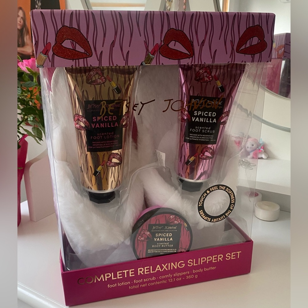 Betsey Johnson relaxing slipper spa set Y2K